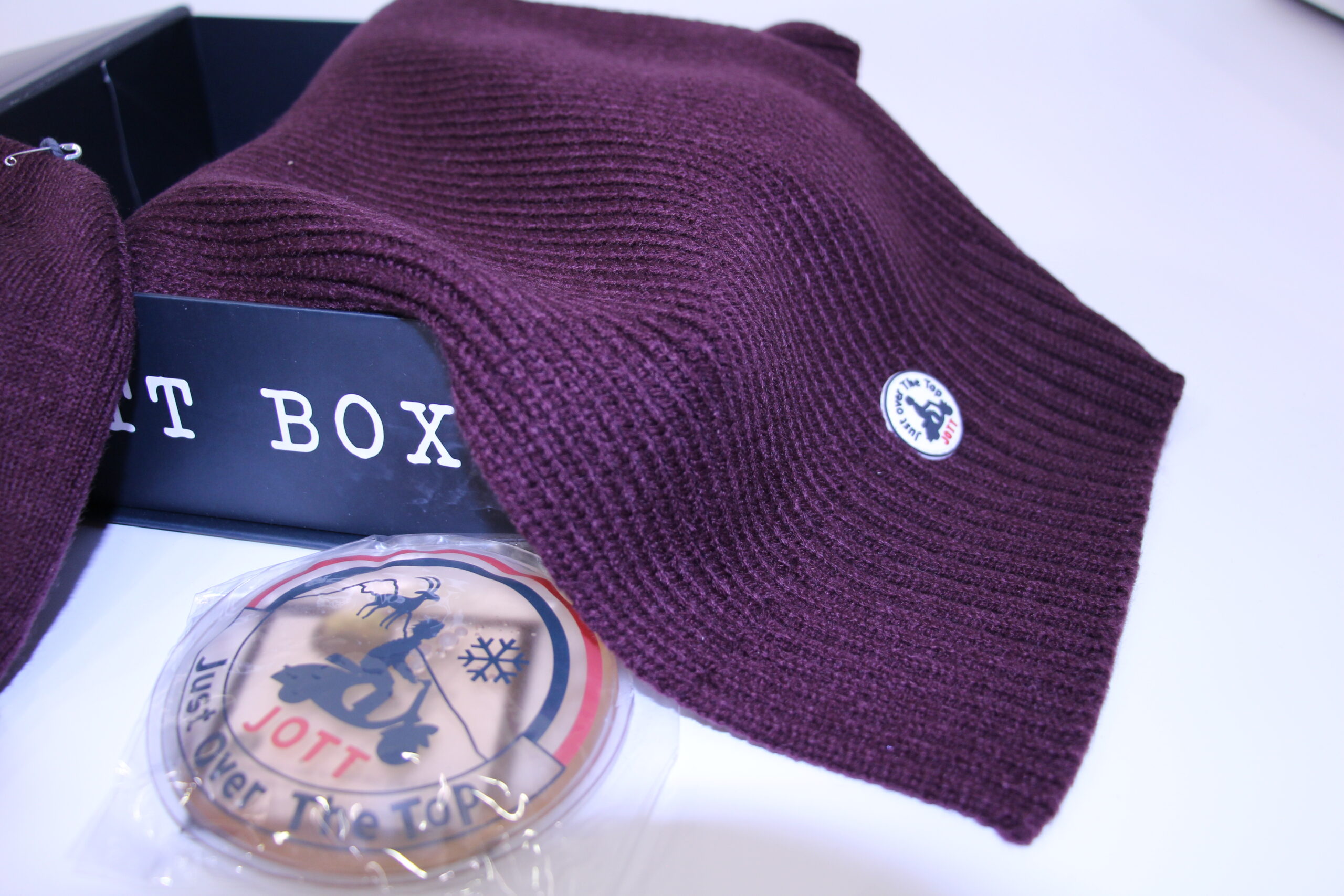 JOTT – Box Bonnet et Echarpe Bordeaux