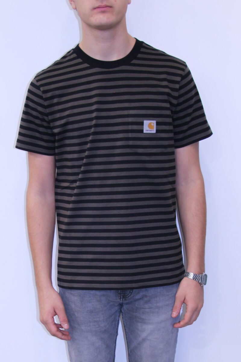 Ce tee-shirt Haldon rayé poche Carhartt est un incontournable de la gamme. Un tee-shirt à la qualité exceptionnelle un doux coton