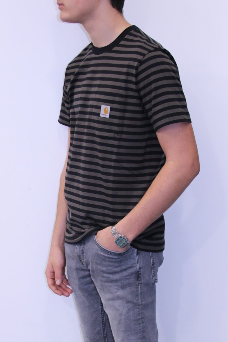 Ce tee-shirt Haldon rayé poche Carhartt est un incontournable de la gamme. Un tee-shirt à la qualité exceptionnelle un doux coton
