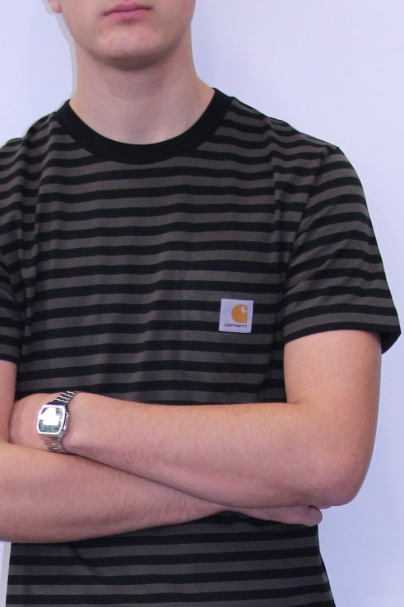 Ce tee-shirt Haldon rayé poche Carhartt est un incontournable de la gamme. Un tee-shirt à la qualité exceptionnelle un doux coton