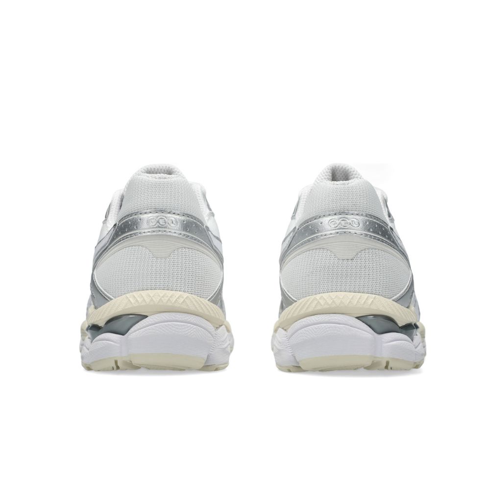 CHAUSSURES asics cumulus white BLANC homme femme chez sport aventure à Orange