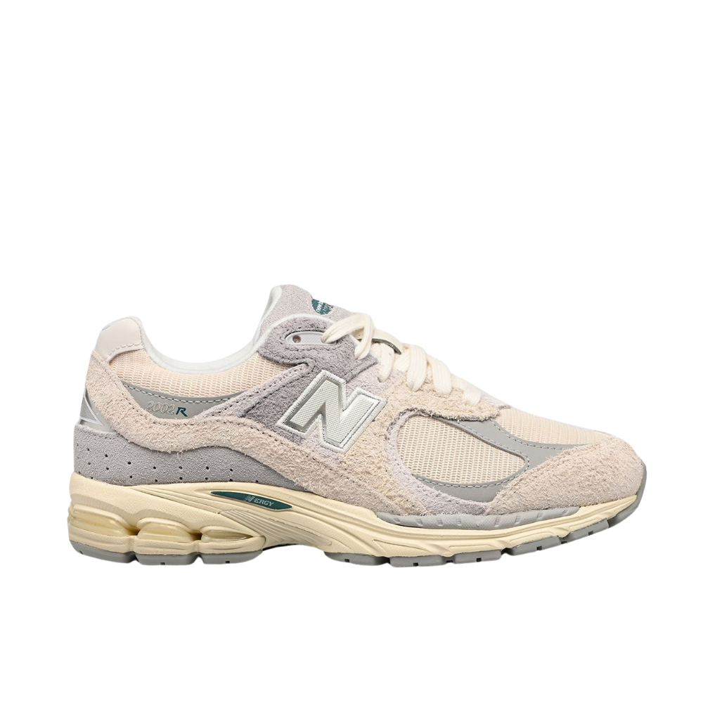 chaussures new balance 2002R gris beige chez sport aventure à Orange