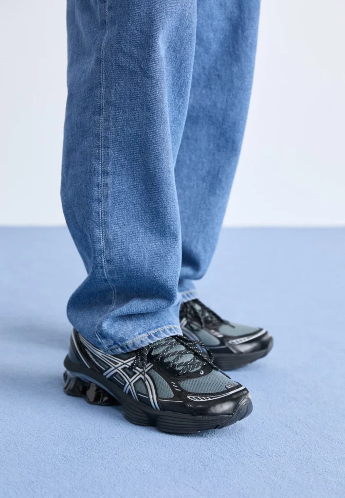 chaussures Asics kinetic fluent black chez sport aventure à Orange