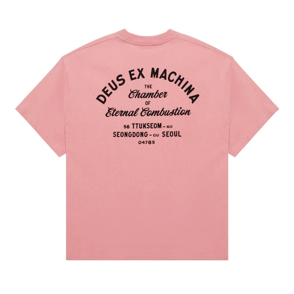 un classique revisité avec une coupe oversize unisexe pour un style moderne et confortable. Ancrée dans l'esprit immuable de Deus Records