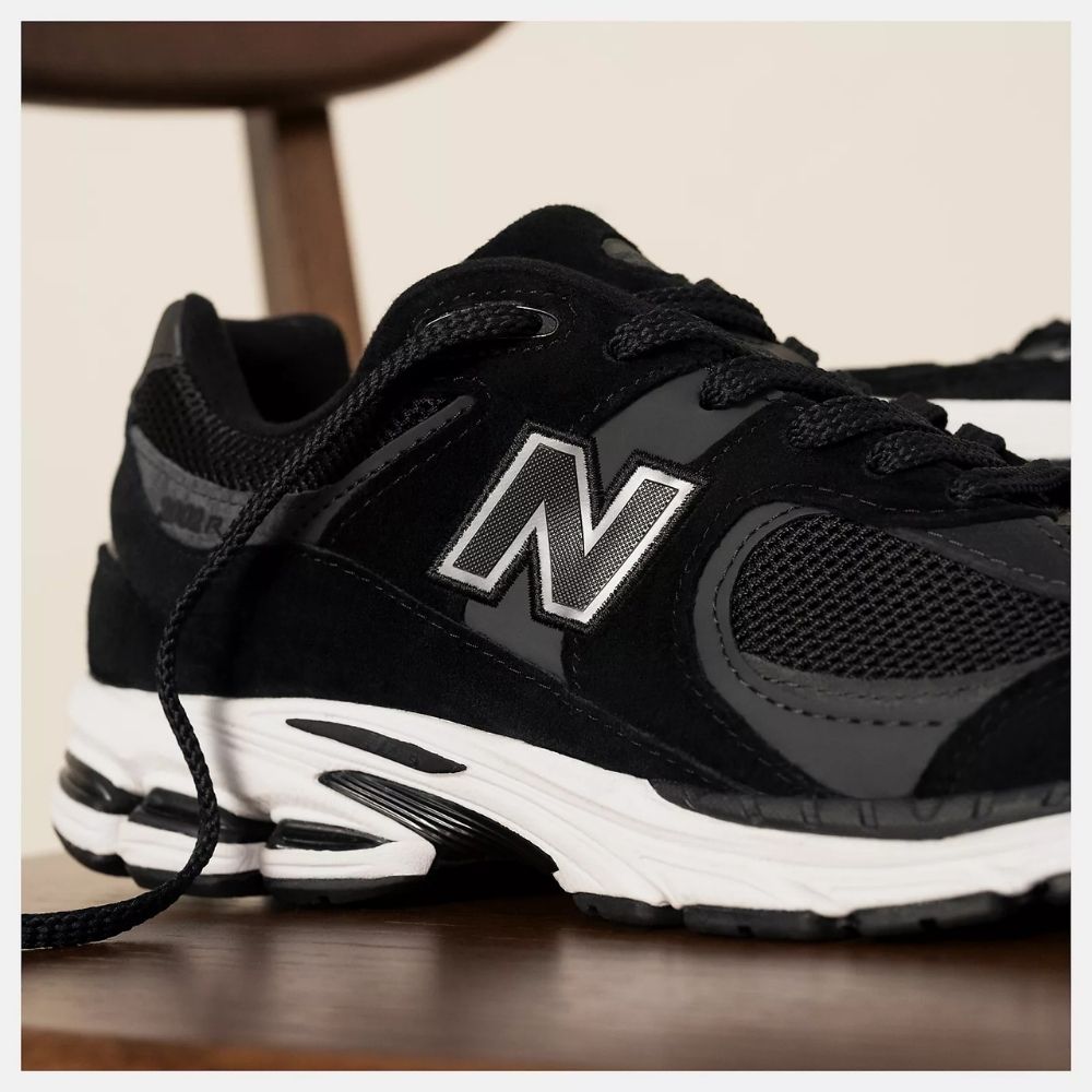 chaussures new balance homme 2002R BLACK chez sport aventure à Orange