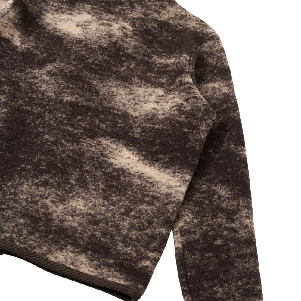 Pièce classique de l'UW, notre cardigan facile à porter possède une patte de boutonnage intégrée, trois poches plaquées extérieures et une quatrième intérieure. Poignets et ourlet côtelés en coton. Coupe standard. Col en V incurvé. Façade à cinq boutons. Bordé de côtes douces en coton. Poche poitrine plaquée unique. Deux grandes poches plaquées pour les mains. Poche intérieure.