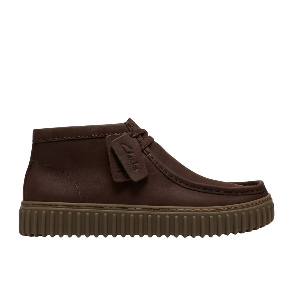 CHAUSSURES CLARKS EN SUEDE DAIM Torhill Hi marron brown pour homme chez sport aventure à Orange